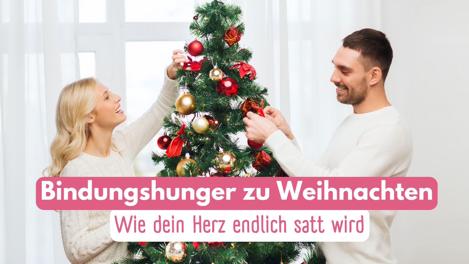 Mann und Frau schmücken Christbaum
